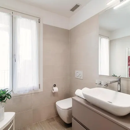 Numero 11 Piazza Amendola - By Myhomeincomo Como