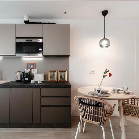 Numero 11 Piazza Amendola - By Myhomeincomo *