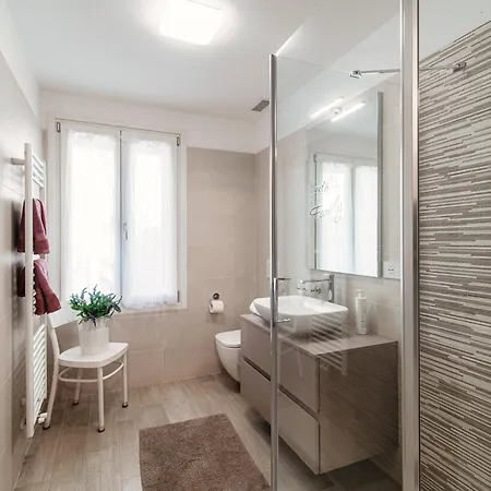 Numero 11 Piazza Amendola - By Myhomeincomo