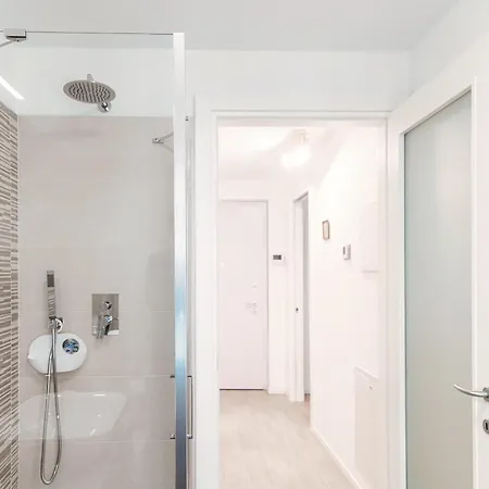 Numero 11 Piazza Amendola - By Myhomeincomo Côme