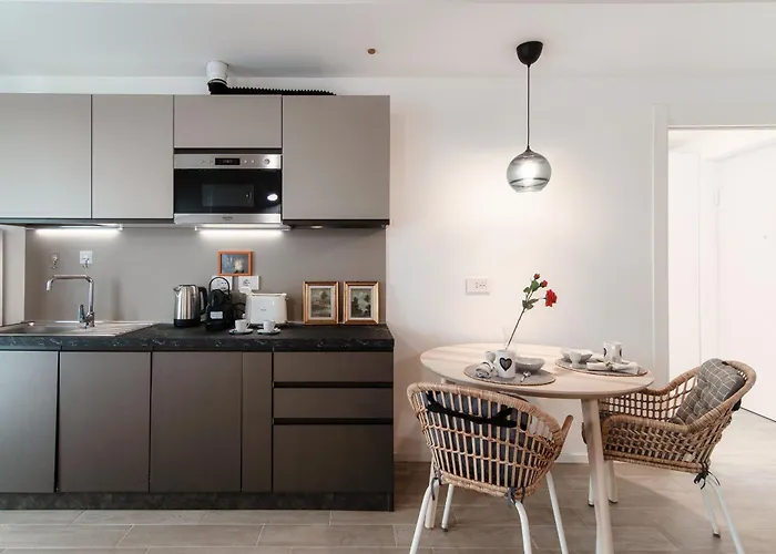 Numero 11 Piazza Amendola - By Myhomeincomo *