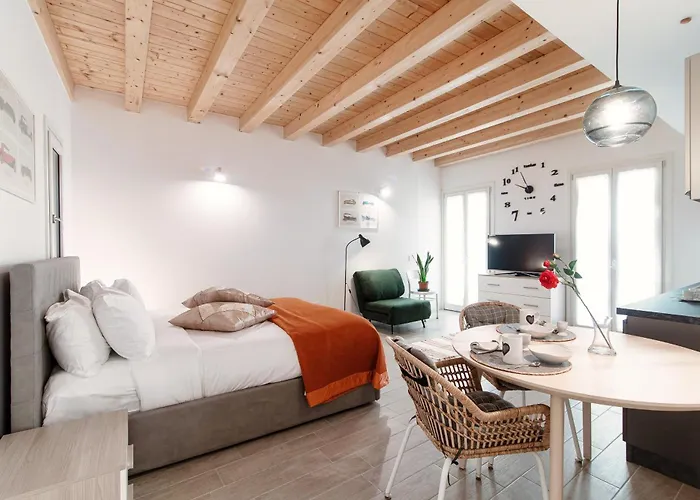 Numero 11 Piazza Amendola - By Myhomeincomo Apartament *