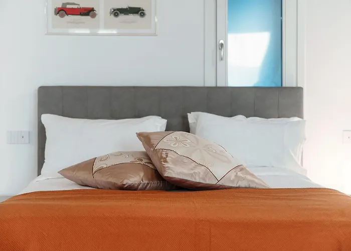 Numero 11 Piazza Amendola - By Myhomeincomo *