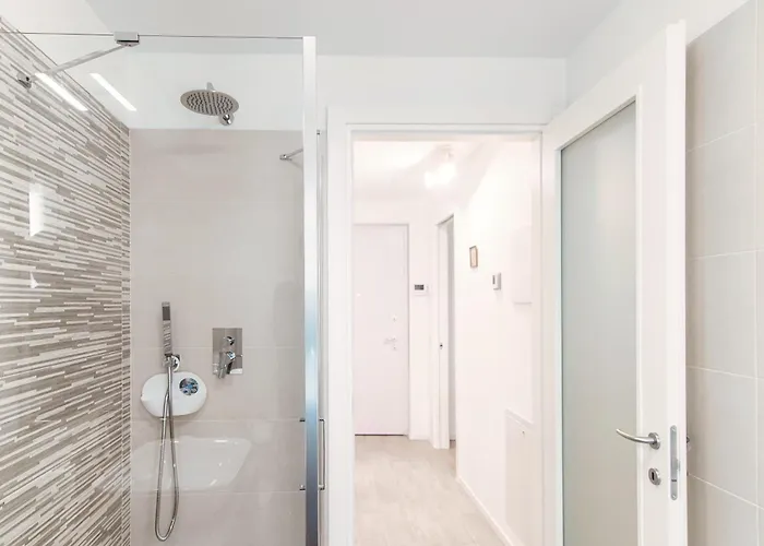 Numero 11 Piazza Amendola - By Myhomeincomo Como