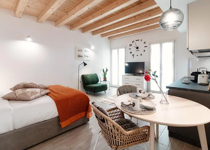 Numero 11 Piazza Amendola - By Myhomeincomo * Como