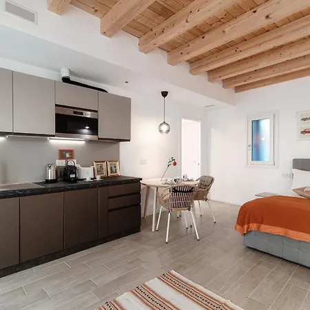 Apartment Numero 11 Piazza Amendola - By Myhomeincomo