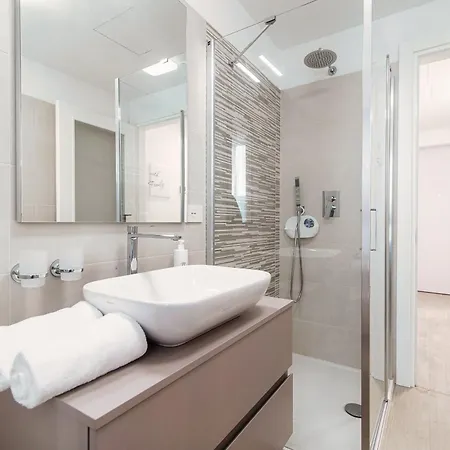 Numero 11 Piazza Amendola - By Myhomeincomo Apartment *