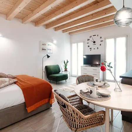 Numero 11 Piazza Amendola - By Myhomeincomo * Como